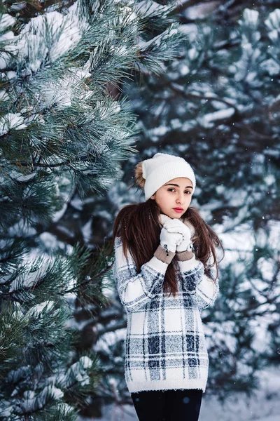 Stylish sad girl in the winter forest. — Stock Photo, Image