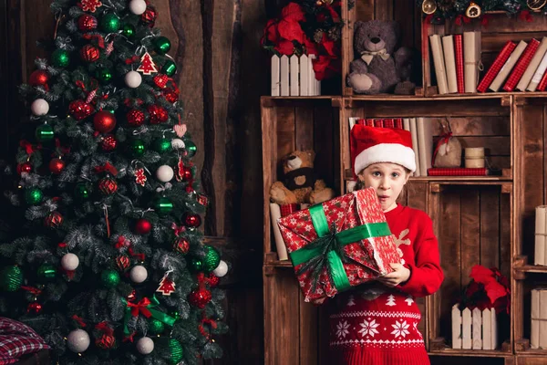 Gelukkig meisje met verrassing houden kerstcadeau in haar handen. — Stockfoto