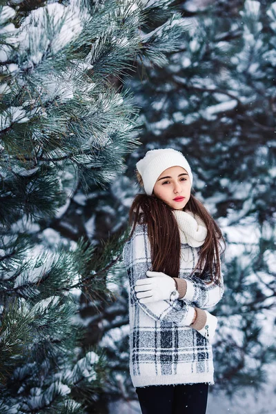 Stylish sad girl in the winter forest. — Stock Photo, Image