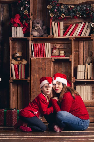 Moeder en dochter have fun met Kerstmis. — Stockfoto