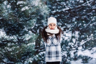 Şık üzgün kız kış orman.