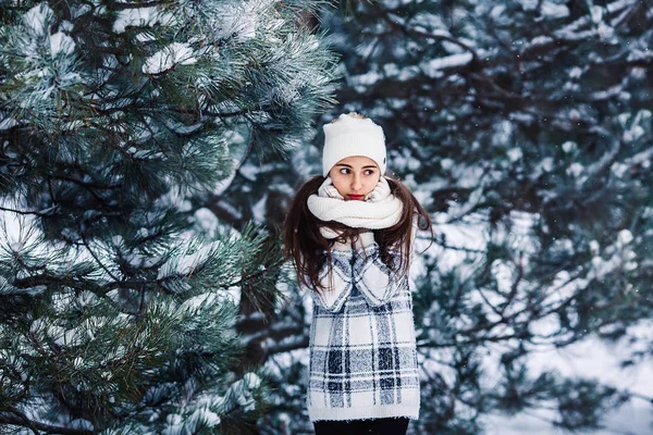 在冬季森林的时尚哀伤的女孩. — 图库照片