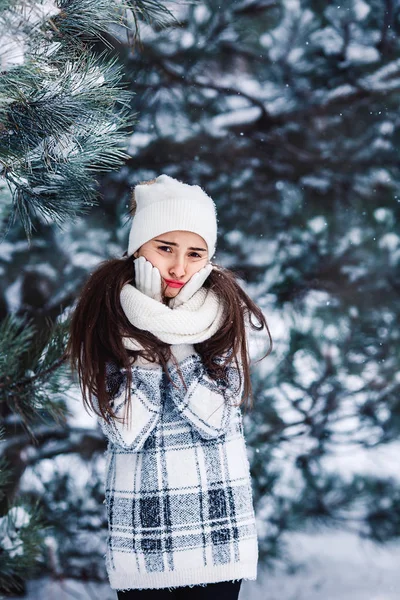 Élégante fille triste dans la forêt d'hiver . — Photo