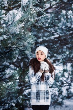 Şık üzgün kız kış orman.