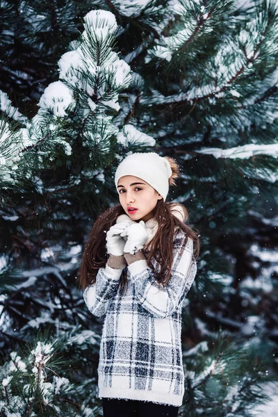 Stylish sad girl in the winter forest. — Stock Photo, Image