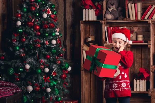 Gelukkig meisje was dolblij op de kerstcadeau. — Stockfoto