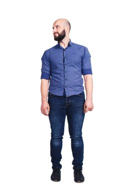 Sakallı genç adam standları ve yana görünüyor. Beyaz izole.