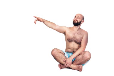 Neşeli genç adam şortla katta oturan ve kopya alanı işaret