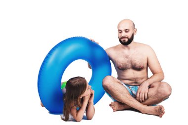 Mutlu sakallı baba ve beyaz arka plan üzerinde izole şişme daire ile küçük kız