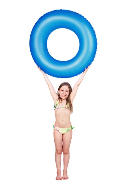 Menina pequena feliz que prende o anel inflável em suas mãos levantadas e sorrindo extensamente. conceito de férias de verão no mar — Fotografia de Stock