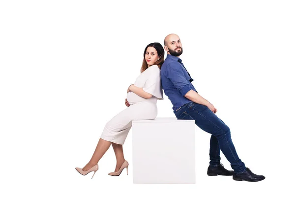 Концепция семейных отношений. молодая беременная пара изолированы на белом фоне — стоковое фото