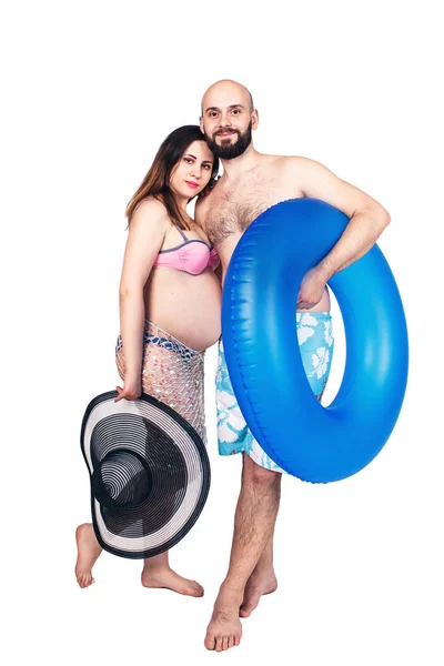 Счастливая беременная пара на летнем морском отдыхе — стоковое фото