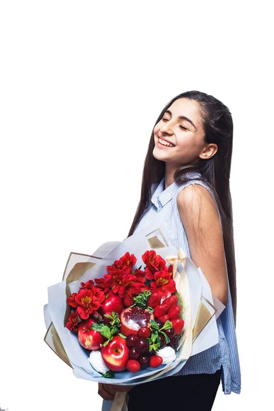 Hermosa joven sosteniendo gran ramo de frutas en sus manos y sonriendo — Foto de Stock