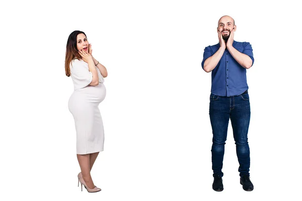 Rostos surpresos de um jovem casal em um fundo branco. A mulher grávida e o homem barbudo . — Fotografia de Stock