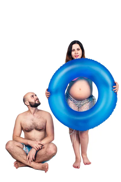Glückliches schwangeres Paar im Sommerurlaub — Stockfoto