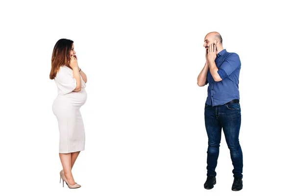 Счастливая беременная пара в деловой одежде. изолированные на белом . — стоковое фото
