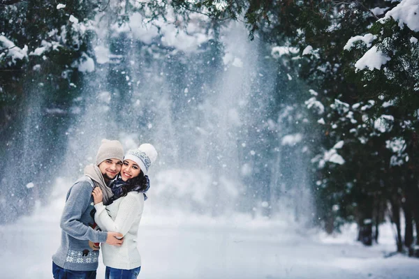 Hombre y chica en suéteres abrazándose en el parque en invierno. paseo de invierno, descanso . — Foto de Stock