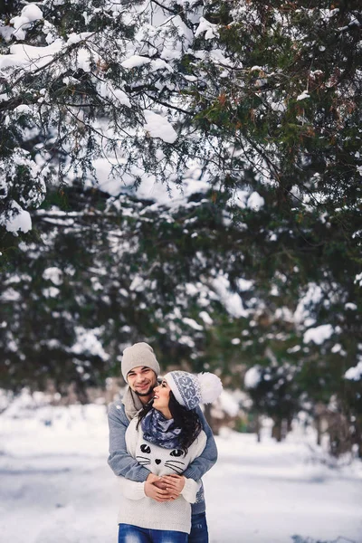 冬天穿毛衣的男人和女孩在公园里拥抱。冬季散步, 休息. — 图库照片