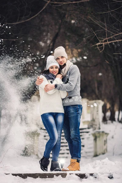 Hombre y chica en suéteres abrazándose en el parque en invierno. paseo de invierno, descanso . —  Fotos de Stock