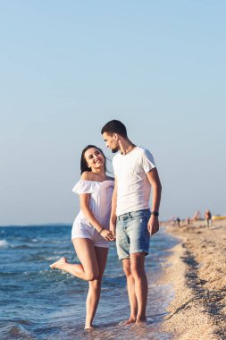 Deniz kenarında poz genç mutlu çift.
