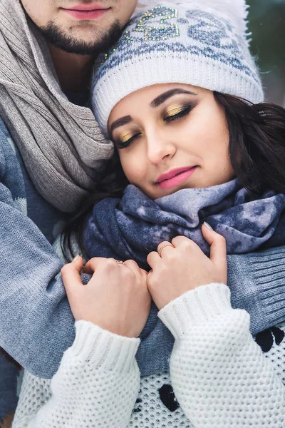 Homem e menina em camisolas abraçando no parque no inverno. passeio de inverno, resto . — Fotografia de Stock