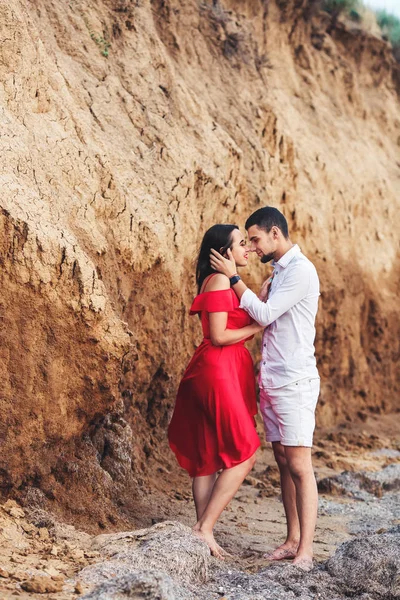 Belle femme et barbu homme étreignant près de roche d'argile . — Photo