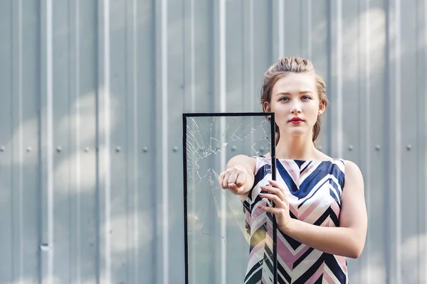 Hermosa adolescente sosteniendo vidrio roto en sus manos. concepto feminismo . — Foto de Stock