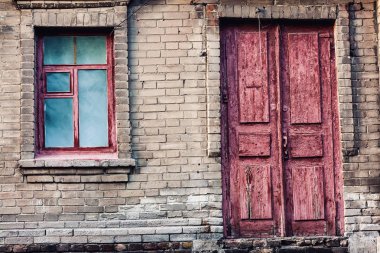 Eski terk edilmiş bir evde bir kapı ve bir pencere ile arka plan duvar.