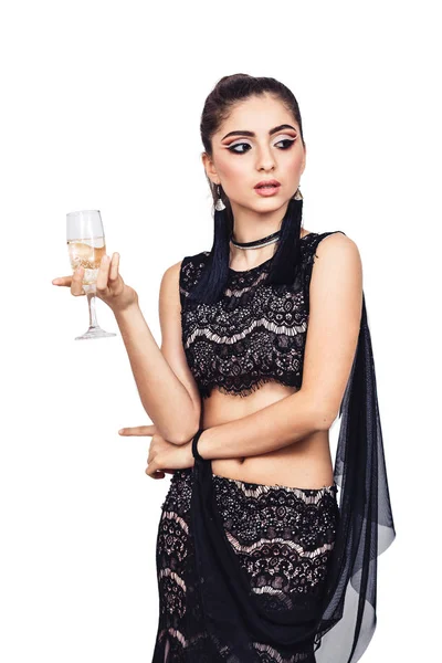 Menina elegante posando com uma taça de champanhe . — Fotografia de Stock