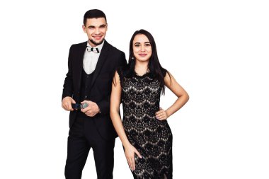 siyah bir takım elbise içinde sakallı adam elinde bir mikrofon ve bir siyah gece elbisesi içinde güzel bir kız ile