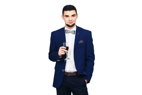 Joven hombre con estilo en traje azul posando con una copa de vino — Foto de Stock