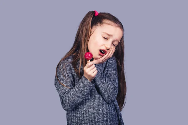 Маленькая Грустная Девочка Красным Леденцом Руках Чьи Зубы Болят Концепция — стоковое фото
