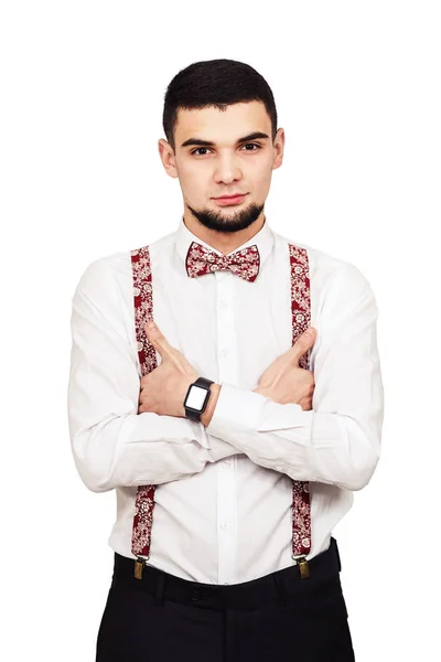 Elegante joven barbudo en camisa, pantalones y tirantes posando sobre un fondo blanco — Foto de Stock