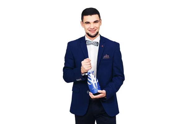 Joven hombre elegante en un traje azul con una botella decorada de champán o vino — Foto de Stock