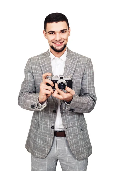 Colecionador de câmeras de filmes antigos. elegante jovem barbudo cara com uma câmera em sua mão — Fotografia de Stock