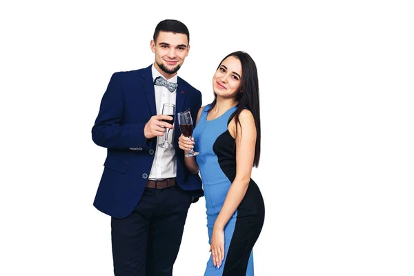 Jonge gelukkige stijlvol paar in blauwe kleding poseren met glazen wijn — Stockfoto