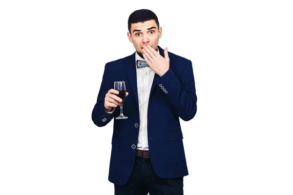 Joven hombre con estilo en traje azul posando con una copa de vino — Foto de Stock