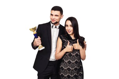 güzel zarif çift yarışmayı kazandı ve şampiyon bir kupa almak