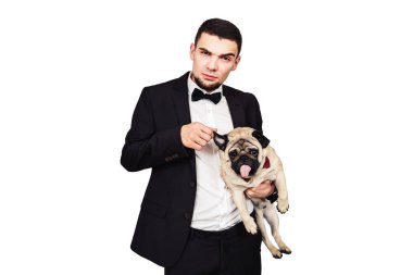 köpek uzun dili. komik pug ve efendisinin komik namlu olun