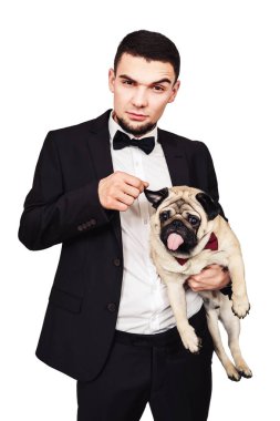 köpek uzun dili. komik pug ve efendisinin komik namlu olun