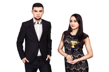 güzel zarif çift yarışmayı kazandı ve şampiyon bir kupa almak