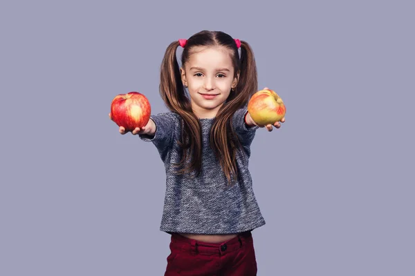 Een Klein Schattig Meisje Houdt Twee Appels Haar Handen Biedt — Stockfoto