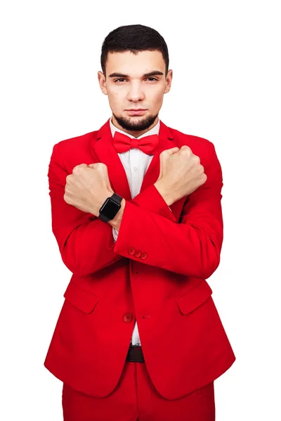 Ung affärsman är redo att försvara sina intressen till varje pris. skäggig man i röd kostym korsar armarna — Stockfoto