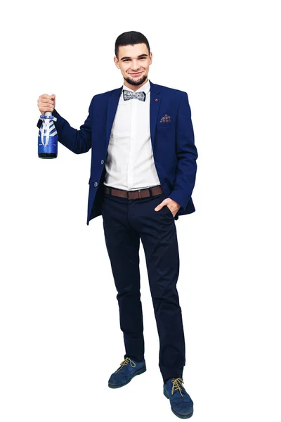 Jovem homem elegante em um terno azul com uma garrafa decorada de champanhe ou vinho — Fotografia de Stock