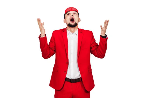 Joven empresario confía en la suerte, la fortuna. hombre barbudo con un traje rojo con una venda roja —  Fotos de Stock