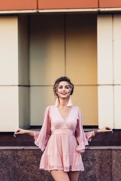 Atractiva Joven Vestido Corto Color Rosa Posando Cerca Hermoso Edificio — Foto de Stock