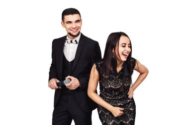 siyah bir takım elbise sakallı adam elinde bir mikrofon ve bir siyah gece elbisesi içinde güzel bir kız. beyaz izole