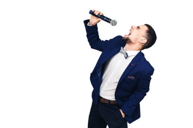 şık delikanlı elinde bir mikrofon ile. sunum ya da şarkıcı şarkı söyler ya da yüksek sesle mikrofona konuşur. beyaz izole