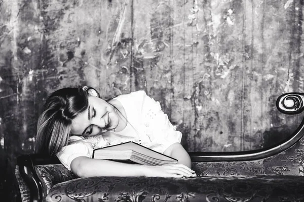 neşeli genç kız onun elinde bir kitapla güler.