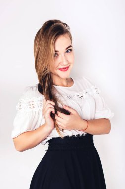 sevimli mavi gözlü kız saçları ve gülümsüyor tutar.